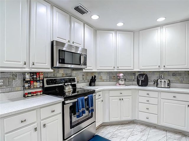 18902 SAINT LAURENT DRIVE, Lutz, FL 33558