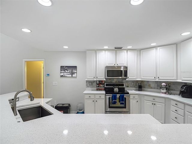 18902 SAINT LAURENT DRIVE, Lutz, FL 33558