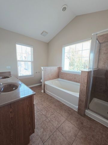 3401 Kentshire Circle, Aurora, IL 60504