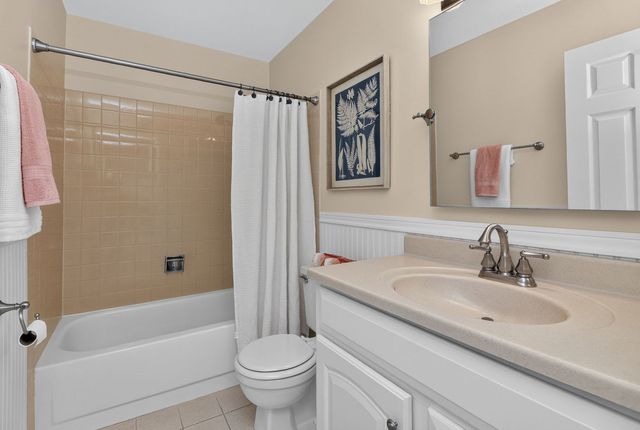 363 Pembroke Lane 1, Glen Ellyn, IL 60137