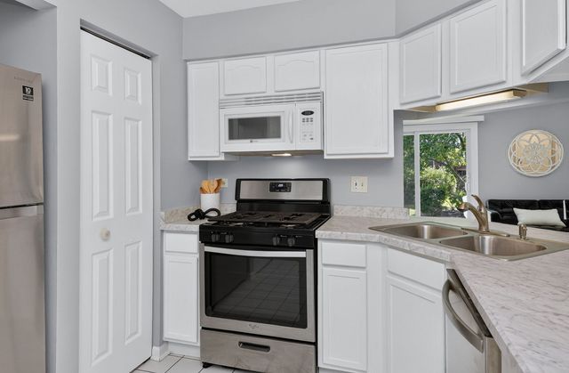 363 Pembroke Lane 1, Glen Ellyn, IL 60137