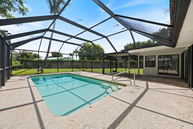 621 NE Town Terrace, Jensen Beach, FL 34957
