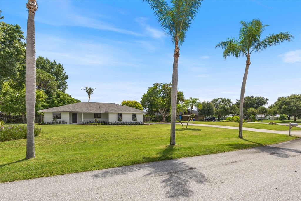 621 NE Town Terrace, Jensen Beach, FL 34957