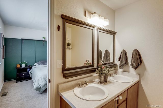 5450 S Valdai Street, Aurora, CO 80015