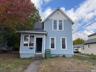 2104 PERSHING Boulevard, Clinton, IA 52732