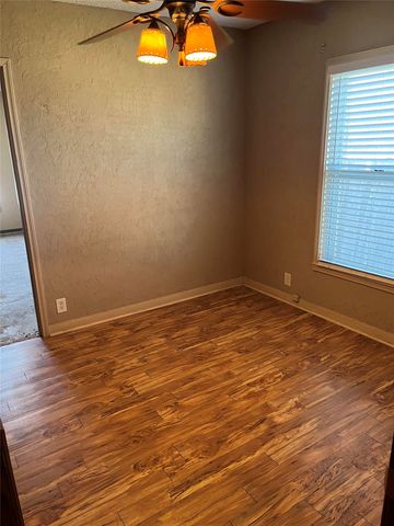 1103 W 11th Street, Mcgregor, TX 76657