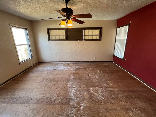 1103 W 11th Street, Mcgregor, TX 76657