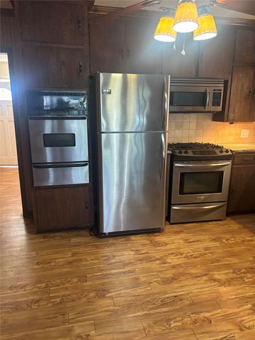 1103 W 11th Street, Mcgregor, TX 76657