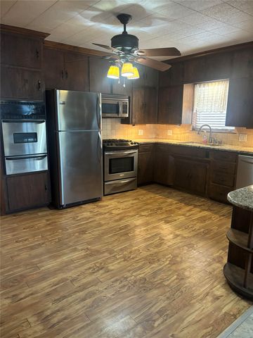 1103 W 11th Street, Mcgregor, TX 76657