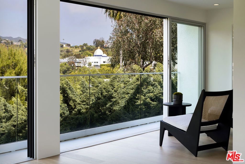 Image 11 of property listing at 17337 Tramonto Drive 105, Pacific Palisades, CA 90272