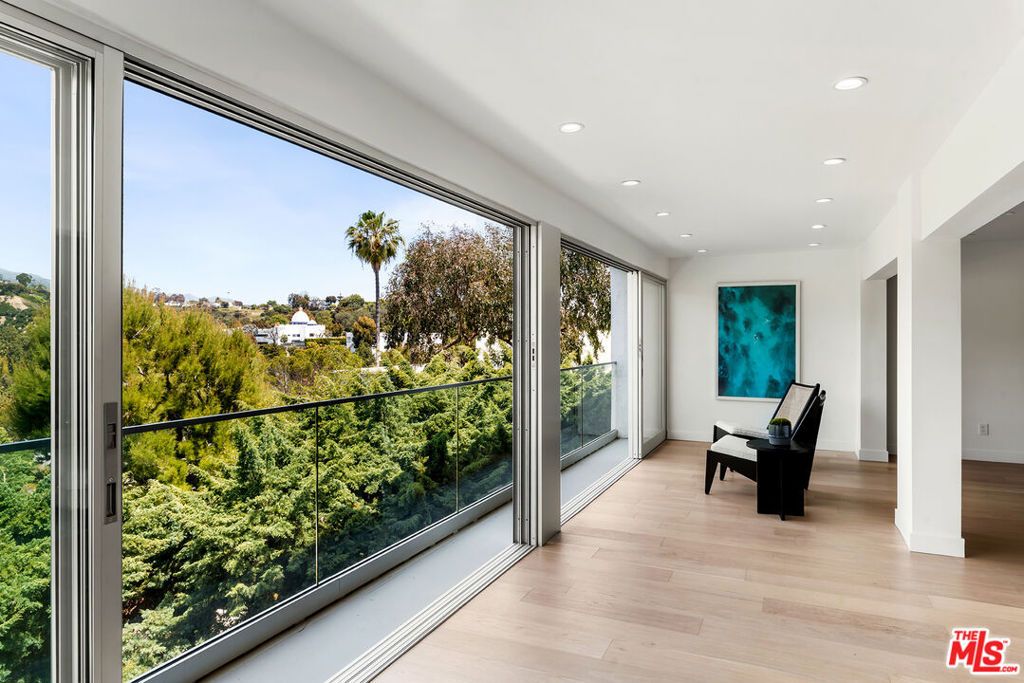 Image 12 of property listing at 17337 Tramonto Drive 105, Pacific Palisades, CA 90272