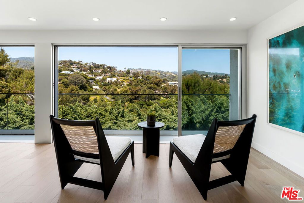 Image 13 of property listing at 17337 Tramonto Drive 105, Pacific Palisades, CA 90272