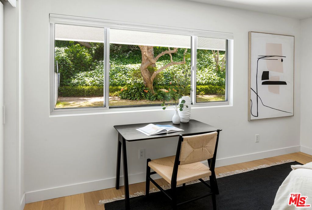 Image 15 of property listing at 17337 Tramonto Drive 105, Pacific Palisades, CA 90272