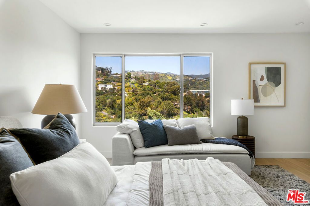 Image 16 of property listing at 17337 Tramonto Drive 105, Pacific Palisades, CA 90272