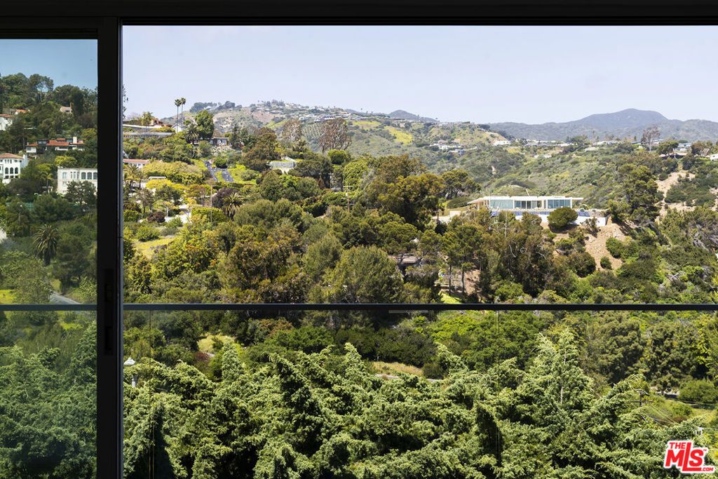 Image 17 of property listing at 17337 Tramonto Drive 105, Pacific Palisades, CA 90272