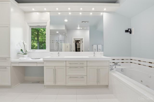 6155 Hunters Trail, Indian Hill, OH 45243
