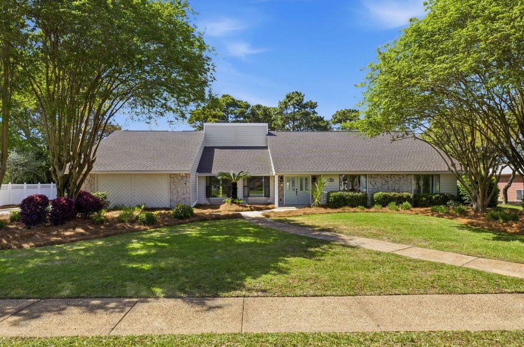 47 Country Club Dr E, Destin, FL 32541