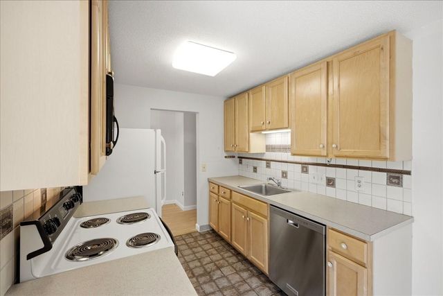 1208 Greendale Ave 211, Needham, MA 02492