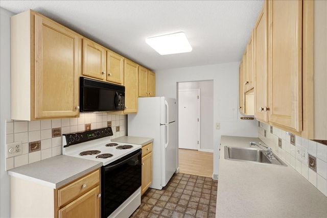 1208 Greendale Ave 211, Needham, MA 02492