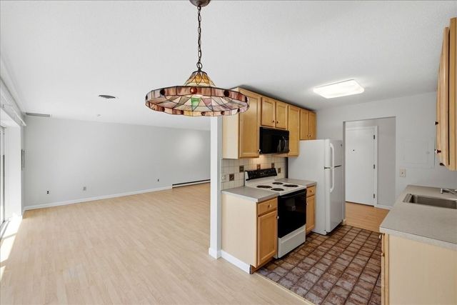1208 Greendale Ave 211, Needham, MA 02492