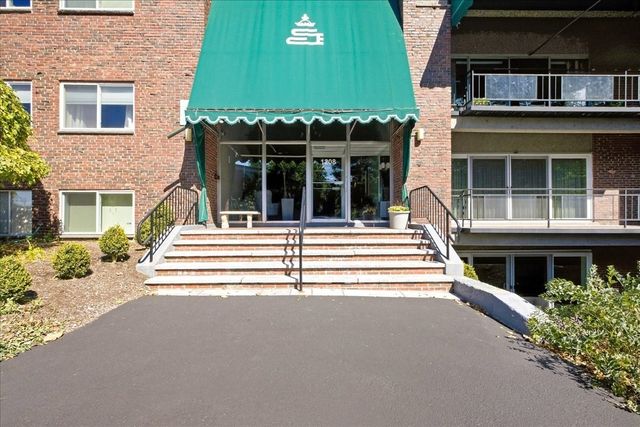 1208 Greendale Ave 211, Needham, MA 02492