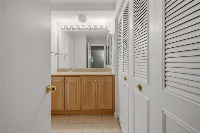 1208 Greendale Ave 211, Needham, MA 02492