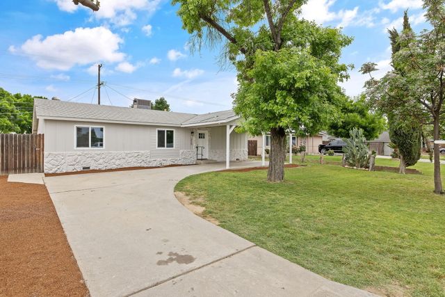 215 Lombardy Lane, Lemoore, CA 93245