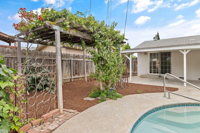 215 Lombardy Lane, Lemoore, CA 93245