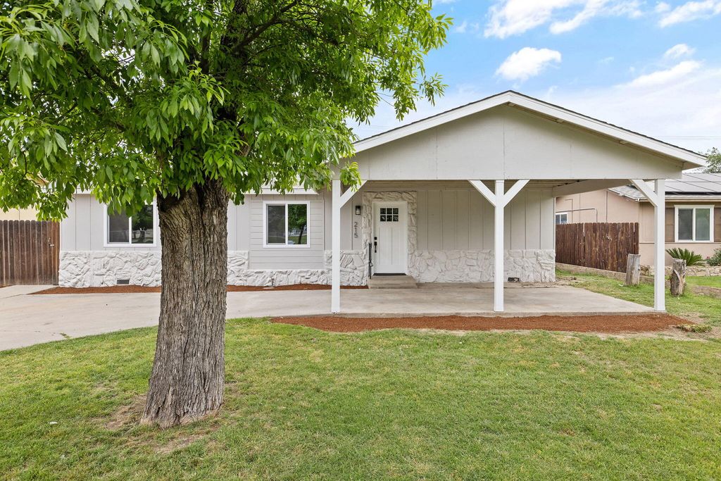 215 Lombardy Lane, Lemoore, CA 93245