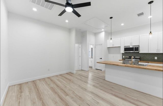 7809 Dyer St, Houston, TX 77088