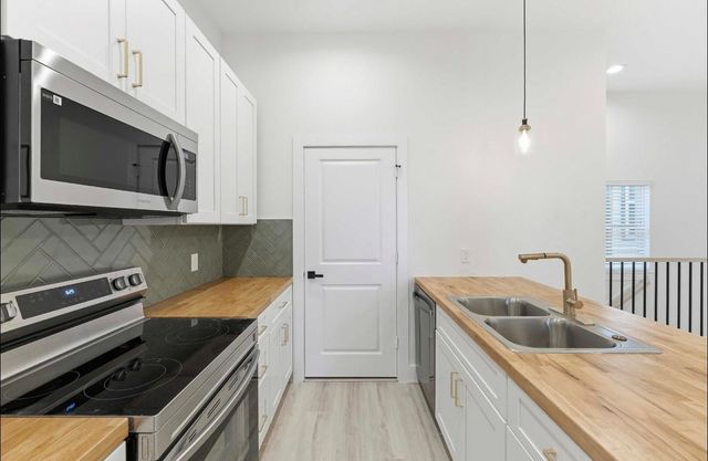 7809 Dyer St, Houston, TX 77088