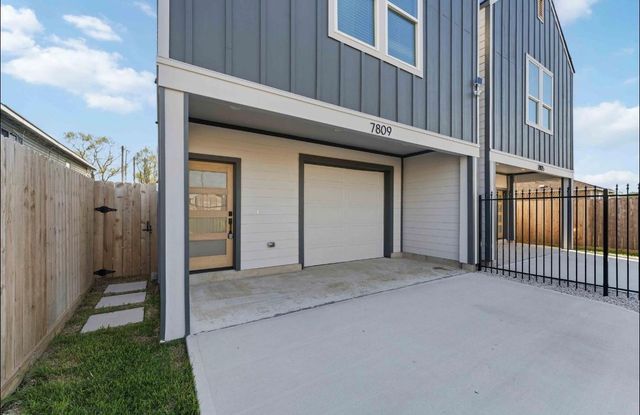 7809 Dyer St, Houston, TX 77088