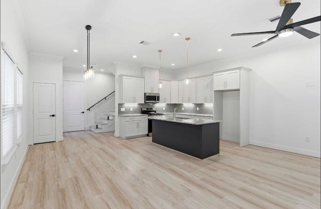7809 Dyer St, Houston, TX 77088