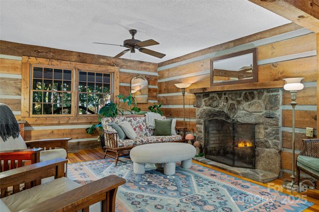 499 E Poplar Drive, Hendersonville, NC 28792