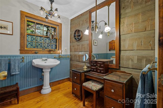 499 E Poplar Drive, Hendersonville, NC 28792