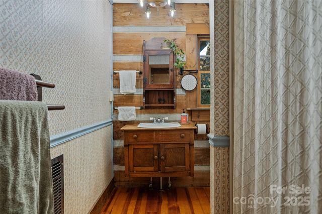 499 E Poplar Drive, Hendersonville, NC 28792