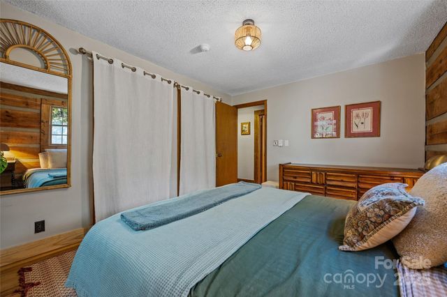 499 E Poplar Drive, Hendersonville, NC 28792