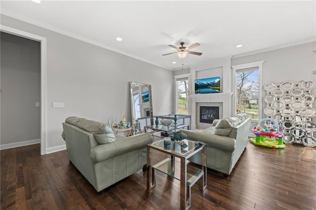 1605 NW 59th Street, Kansas City, MO 64118