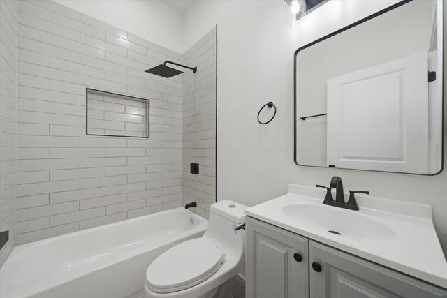 2702 W Adams Street, Chicago, IL 60612