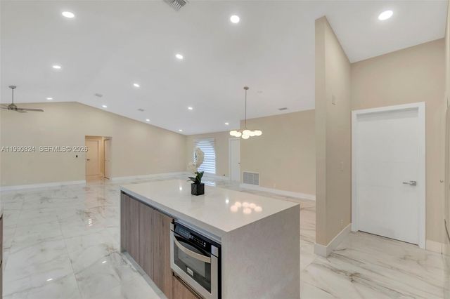 10425 NW 48th Mnr 1, Coral Springs, FL 33076