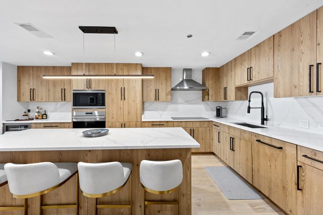 180 E Pearson Street 3702, Chicago, IL 60611