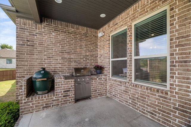 1300 Birkshire Court, Cave Springs, AR 72718