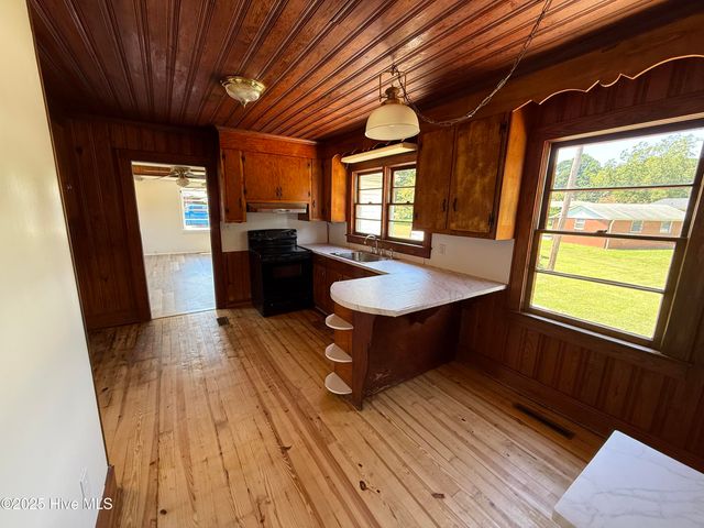 100 First Street, Williamston, NC 27892