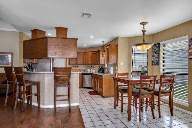 2409 Twin Oak Dr, Portland, TX 78374