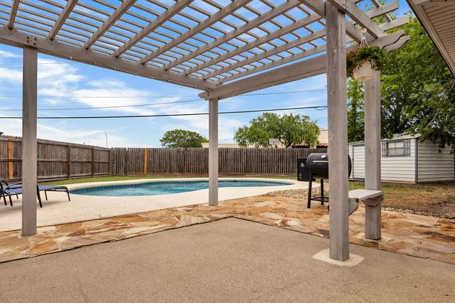 2409 Twin Oak Dr, Portland, TX 78374