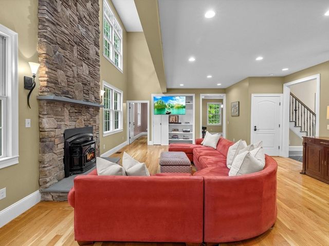 12 Breton Road, Upton, MA 01568