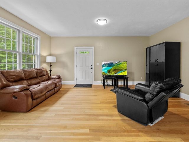 12 Breton Road, Upton, MA 01568