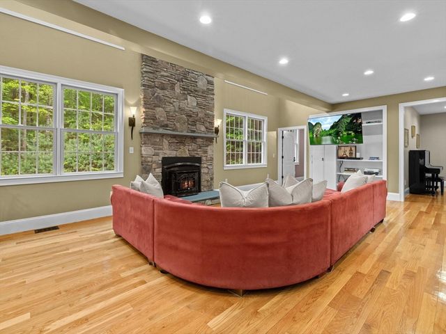 12 Breton Road, Upton, MA 01568