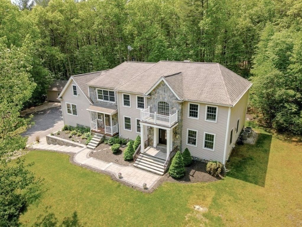 12 Breton Road, Upton, MA 01568
