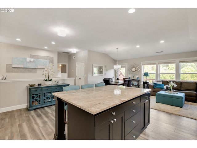 3769 10TH St, Hubbard, OR 97032